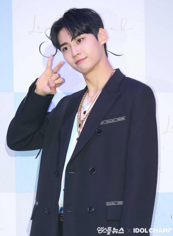 Rilis Album Mini, 10 Potret Jinhyuk UP10TION yang Resmi Debut Solo