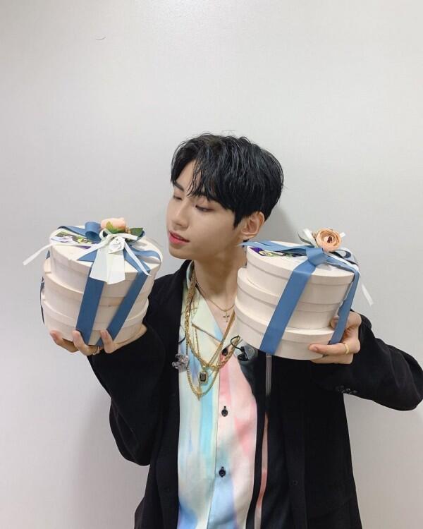 Rilis Album Mini, 10 Potret Jinhyuk UP10TION yang Resmi Debut Solo