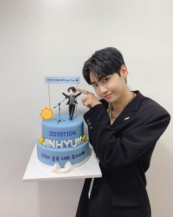 Rilis Album Mini, 10 Potret Jinhyuk UP10TION yang Resmi Debut Solo