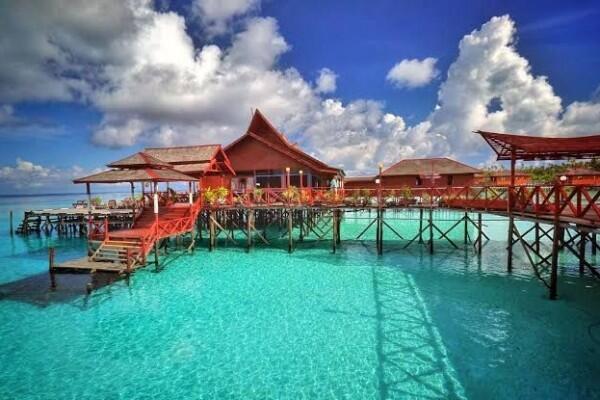 10 Penginapan Tepi Pantai Paling Indah di Indonesia, bak Surga Dunia!