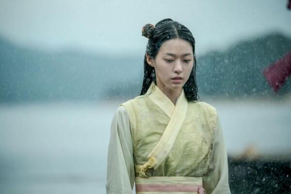 Kembali Bermain Drama, 10 Potret Sendu Seolhyun AOA di My Country