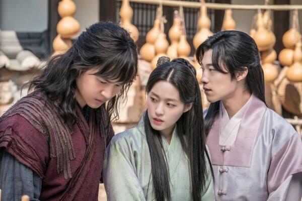 Kembali Bermain Drama, 10 Potret Sendu Seolhyun AOA di My Country