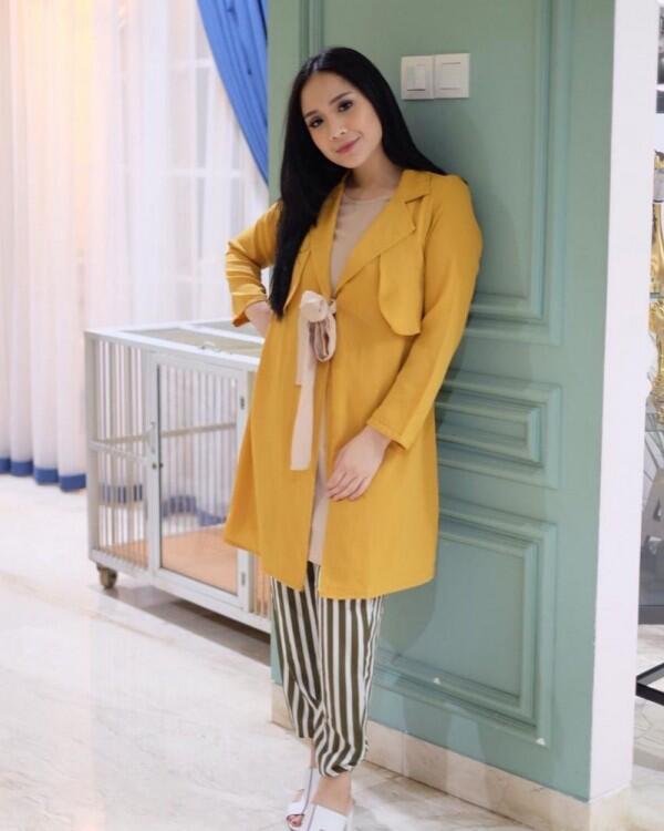 Glamour Hingga Casual, 10 Ide Mix and Match Outer ala Nagita Slavina