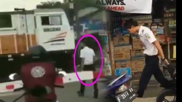 Viral! Video Kereta Berhenti di Tengah Perlintasan, Asisten Masinis Beli Makanan?