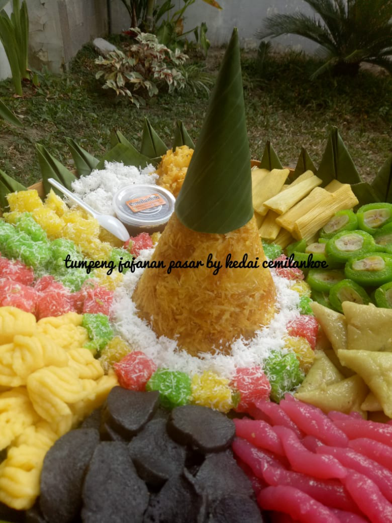 Keren! Terbuat Dari Kumpulan Penganan Jadul, Tumpeng Ini Sukses Menginspirasi