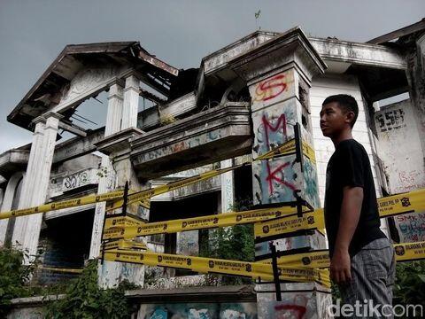 Dipaksa Mampir ke Rumah Hantu Darmo. Ini Fakta-Fakta yang Terlihat