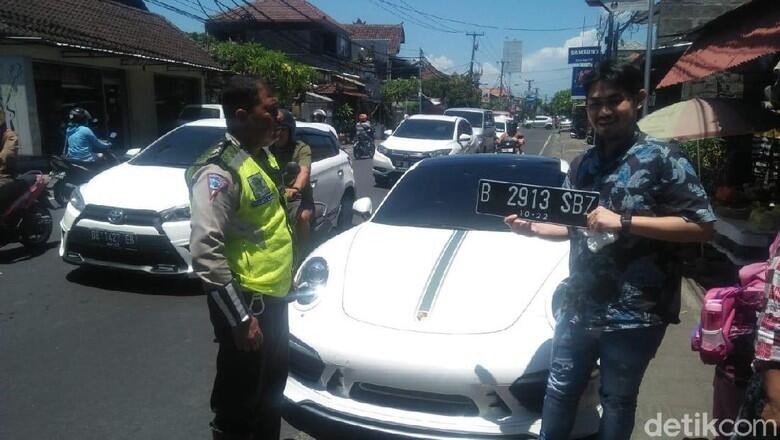Nekat Ngegas Mobil Mewahnya Didepan Polisi, Sopir Kena Tilang Di Bali