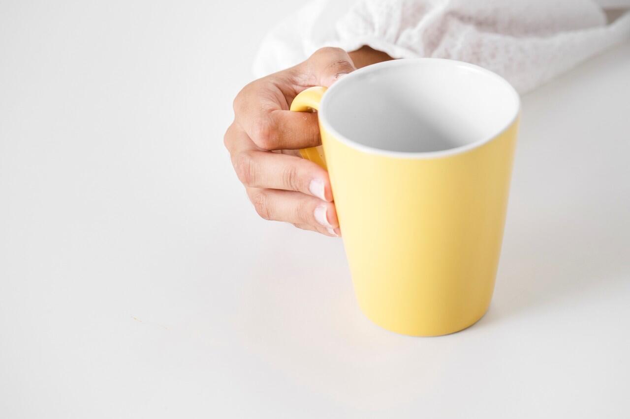 Hilangkan Bekas Kerak Pada Cangkir dan Mug