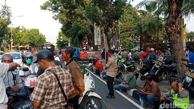 Demo di Depan Balai Kota, Massa Protes Tranparansi Anggaran-IMB Reklamasi