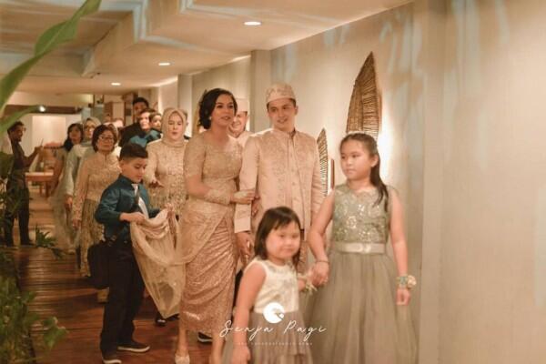 Syahdu Banget, 10 Potret Pernikahan 'Mak Lampir' Varissa Camelia