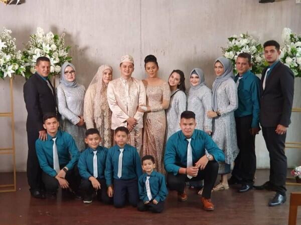 Syahdu Banget, 10 Potret Pernikahan 'Mak Lampir' Varissa Camelia