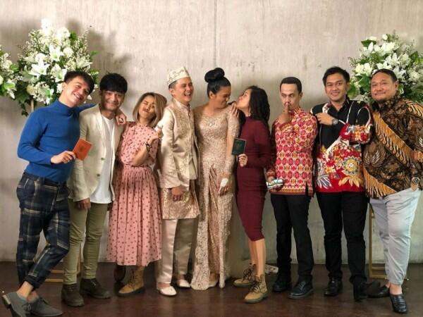 Syahdu Banget, 10 Potret Pernikahan 'Mak Lampir' Varissa Camelia