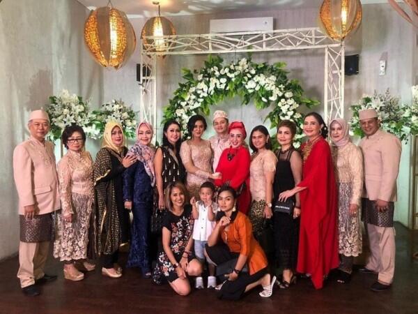 Syahdu Banget, 10 Potret Pernikahan 'Mak Lampir' Varissa Camelia