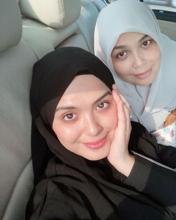 10 Potret Kedekatan Vebby Palwinta dan Mama, Mirip Bak Kakak-Adik!