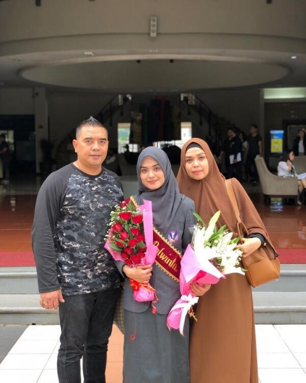 10 Potret Kedekatan Vebby Palwinta dan Mama, Mirip Bak Kakak-Adik!