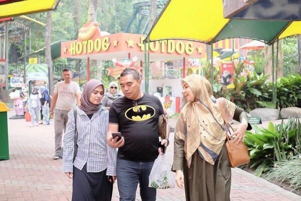 10 Potret Kedekatan Vebby Palwinta dan Mama, Mirip Bak Kakak-Adik!