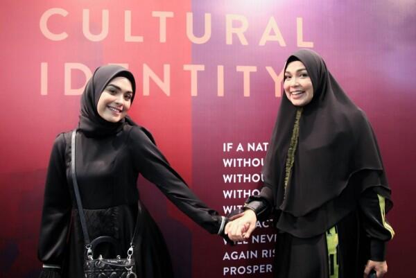 10 Potret Kedekatan Vebby Palwinta dan Mama, Mirip Bak Kakak-Adik!
