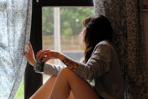 7 Alasan Kenapa Sulit Move On dari Cinta Bertepuk Sebelah Tangan