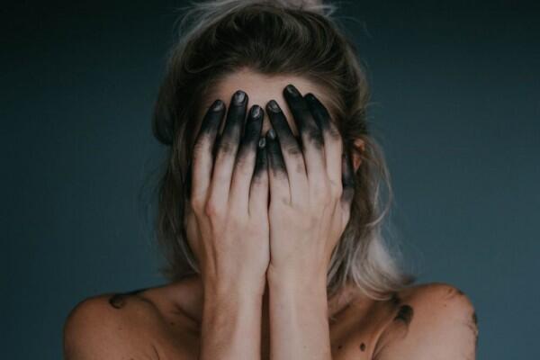 7 Alasan Kenapa Sulit Move On dari Cinta Bertepuk Sebelah Tangan