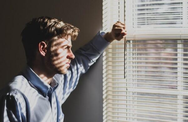 7 Alasan Kenapa Sulit Move On dari Cinta Bertepuk Sebelah Tangan