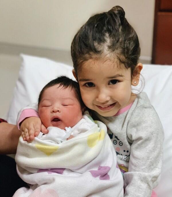 Baru Jadi Kakak, Ini 10 Potret Kompak Seraphina Rose dan Baby Sophia