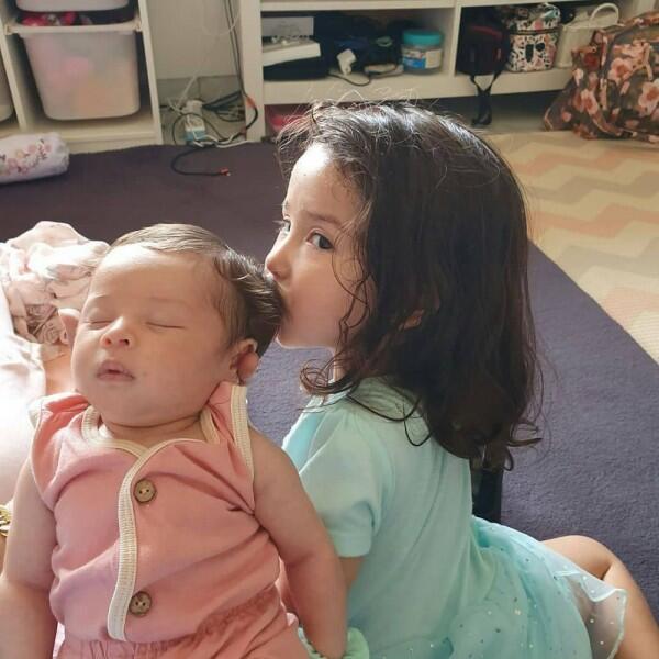 Baru Jadi Kakak, Ini 10 Potret Kompak Seraphina Rose dan Baby Sophia