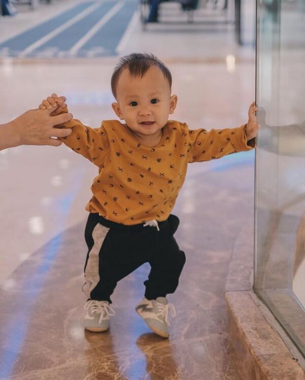 10 Potret Memikat Felly Young Eks Chibi Saat Asuh Omarion Dexter