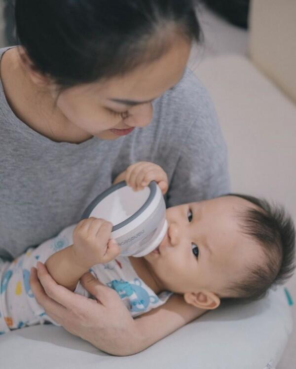 10 Potret Memikat Felly Young Eks Chibi Saat Asuh Omarion Dexter