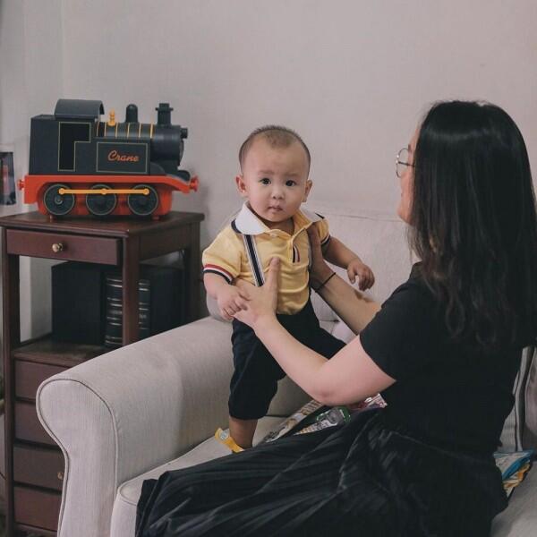 10 Potret Memikat Felly Young Eks Chibi Saat Asuh Omarion Dexter