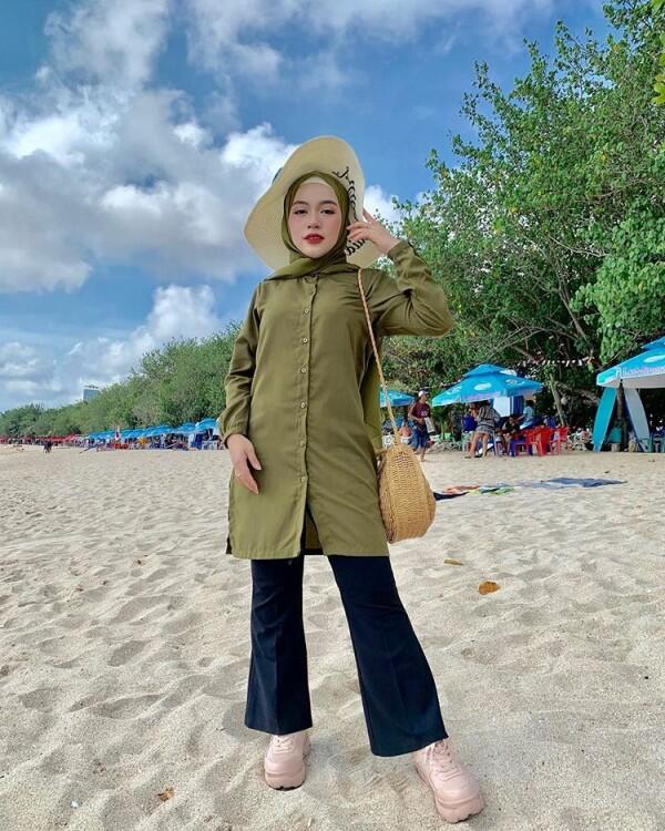 10 Tampilan OOTD YouTuber Irlita Almaida, Gak Ngebosenin!
