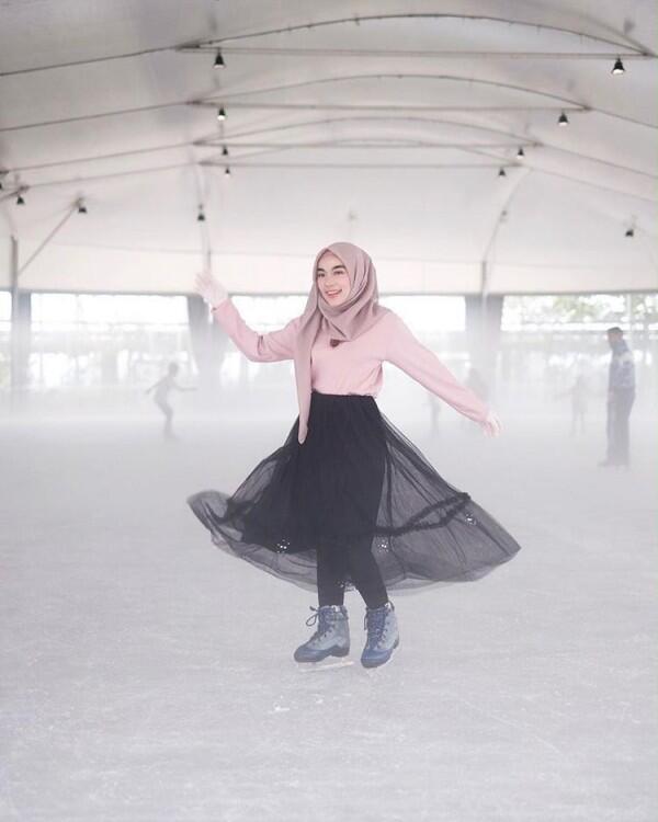 10 Tampilan OOTD YouTuber Irlita Almaida, Gak Ngebosenin!