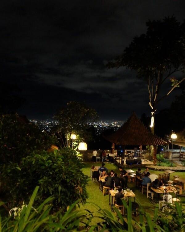 10 Tempat Makan di Dago dengan Pemandangan Super Keren, ke Sini Yuk!