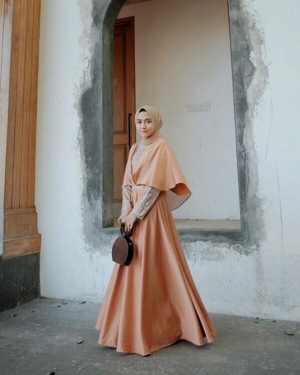 Inspirasi Gaun Pesta dengan Hijab Nisa Cookie, Bertema Pastel Kekinian