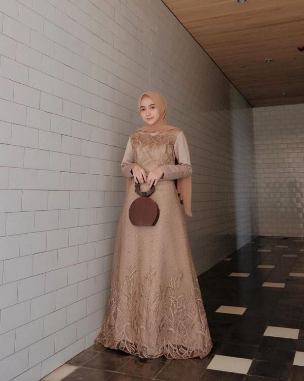 Inspirasi Gaun Pesta dengan Hijab Nisa Cookie, Bertema Pastel Kekinian