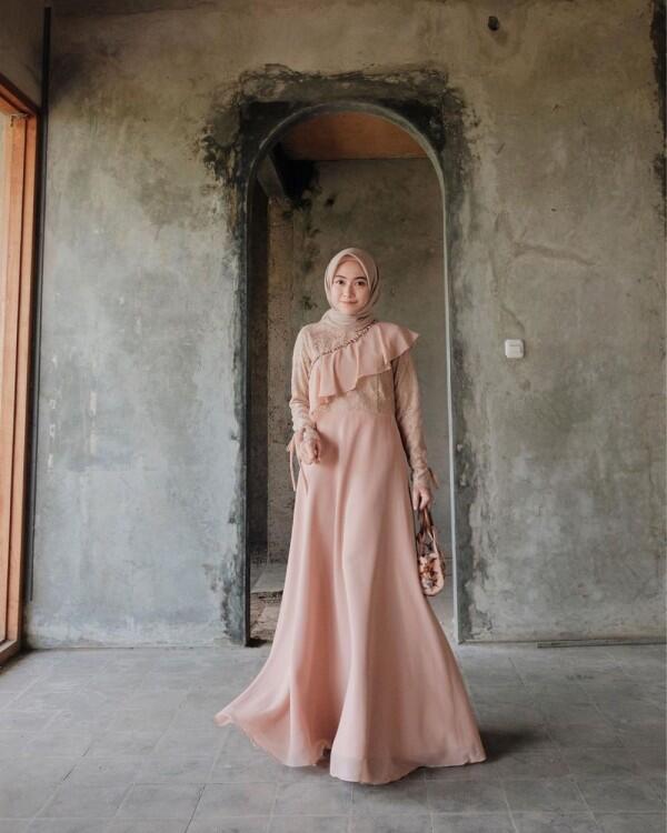 Inspirasi Gaun Pesta dengan Hijab Nisa Cookie, Bertema Pastel Kekinian
