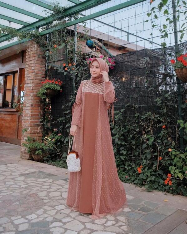 Inspirasi Gaun Pesta dengan Hijab Nisa Cookie, Bertema Pastel Kekinian
