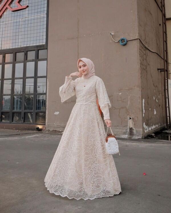 Inspirasi Gaun Pesta dengan Hijab Nisa Cookie, Bertema Pastel Kekinian