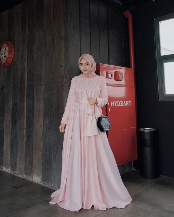 Inspirasi Gaun Pesta dengan Hijab Nisa Cookie, Bertema Pastel Kekinian