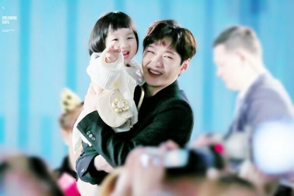 11 Potret Gemas Lee Changsub BTOB dan Anak Kecil, Ayah Idaman