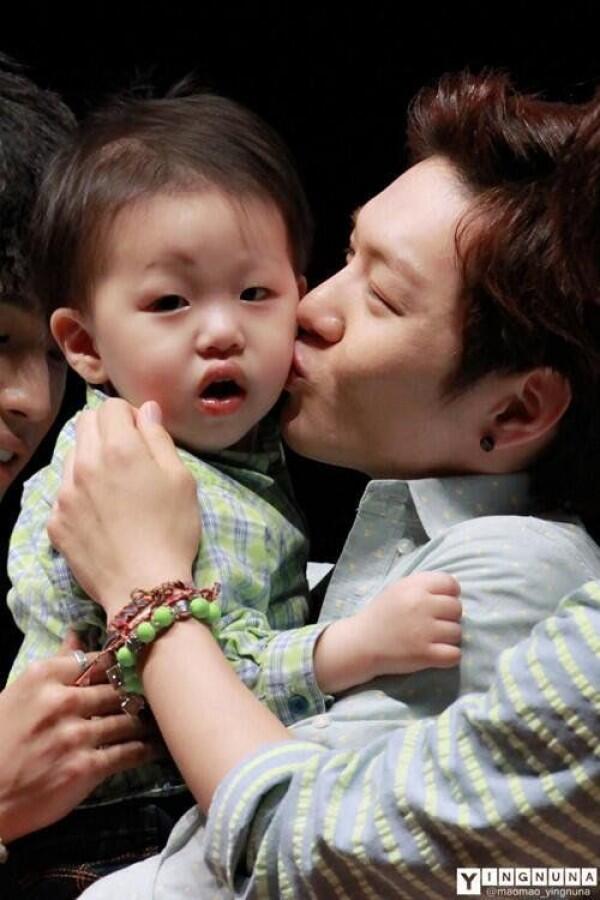 11 Potret Gemas Lee Changsub BTOB dan Anak Kecil, Ayah Idaman