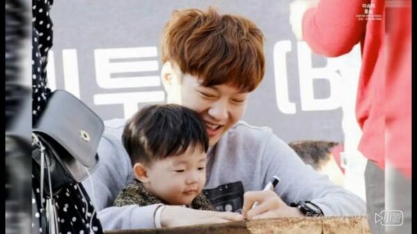 11 Potret Gemas Lee Changsub BTOB dan Anak Kecil, Ayah Idaman