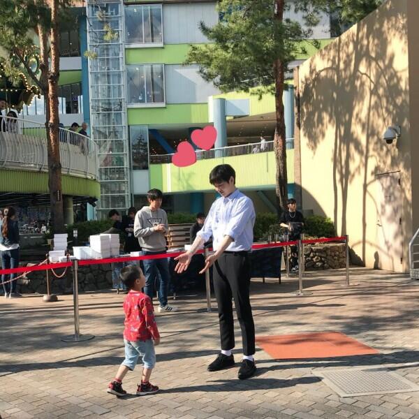 11 Potret Gemas Lee Changsub BTOB dan Anak Kecil, Ayah Idaman