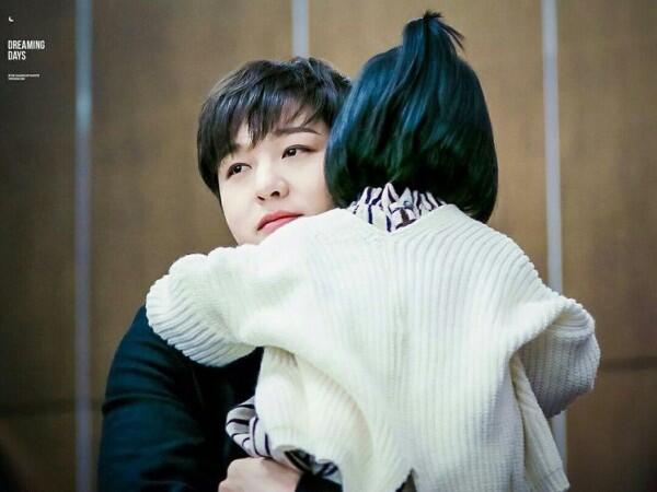11 Potret Gemas Lee Changsub BTOB dan Anak Kecil, Ayah Idaman