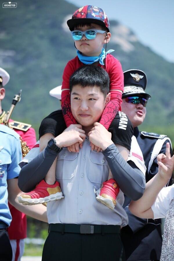 11 Potret Gemas Lee Changsub BTOB dan Anak Kecil, Ayah Idaman