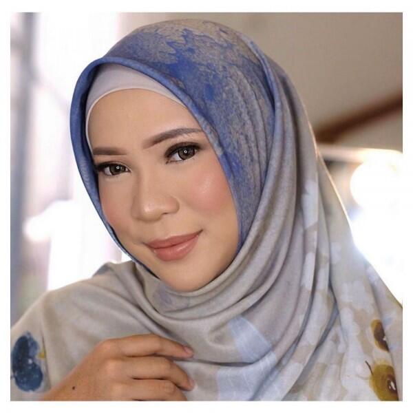 9 Potret Fitri Tropica yang Kian Anggun dalam Balutan Hijab