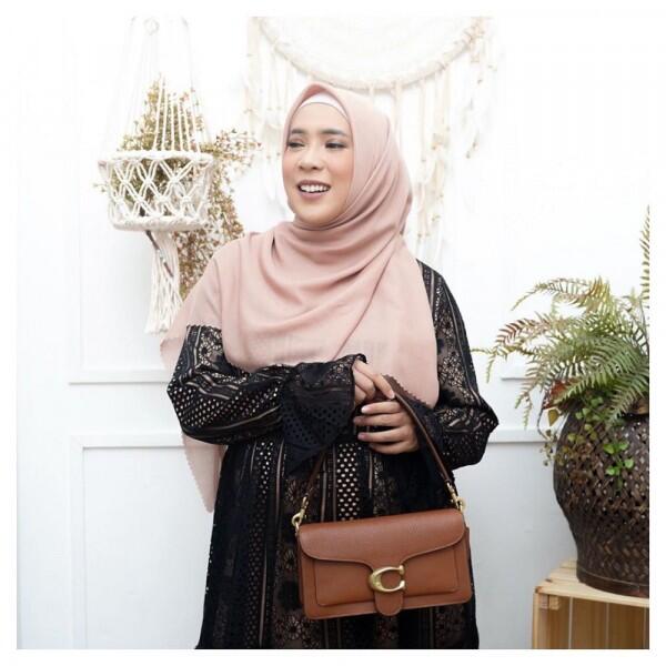 9 Potret Fitri Tropica yang Kian Anggun dalam Balutan Hijab