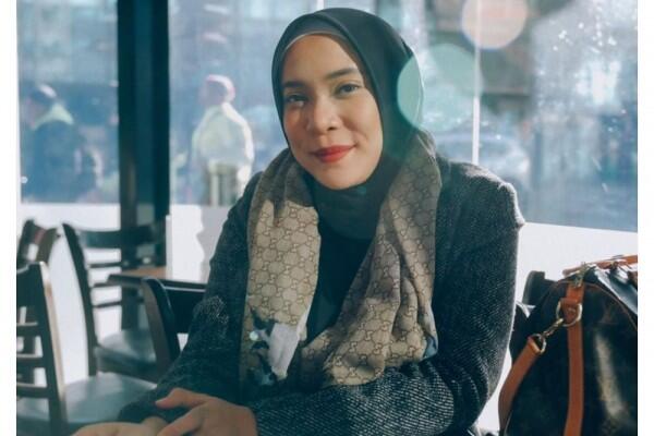 9 Potret Fitri Tropica yang Kian Anggun dalam Balutan Hijab