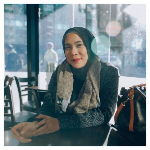 9 Potret Fitri Tropica yang Kian Anggun dalam Balutan Hijab