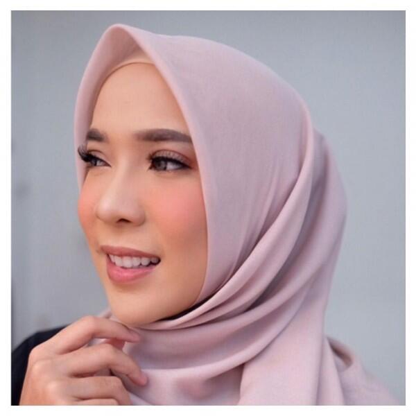 9 Potret Fitri Tropica yang Kian Anggun dalam Balutan Hijab