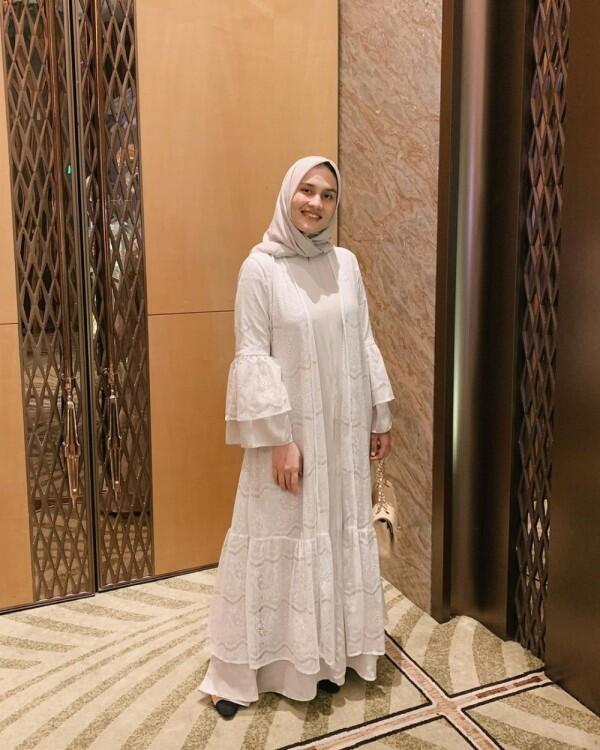 Koleksi Gaun Pesta dengan Hijab ala Dwi Handa, Brokatnya Memesona